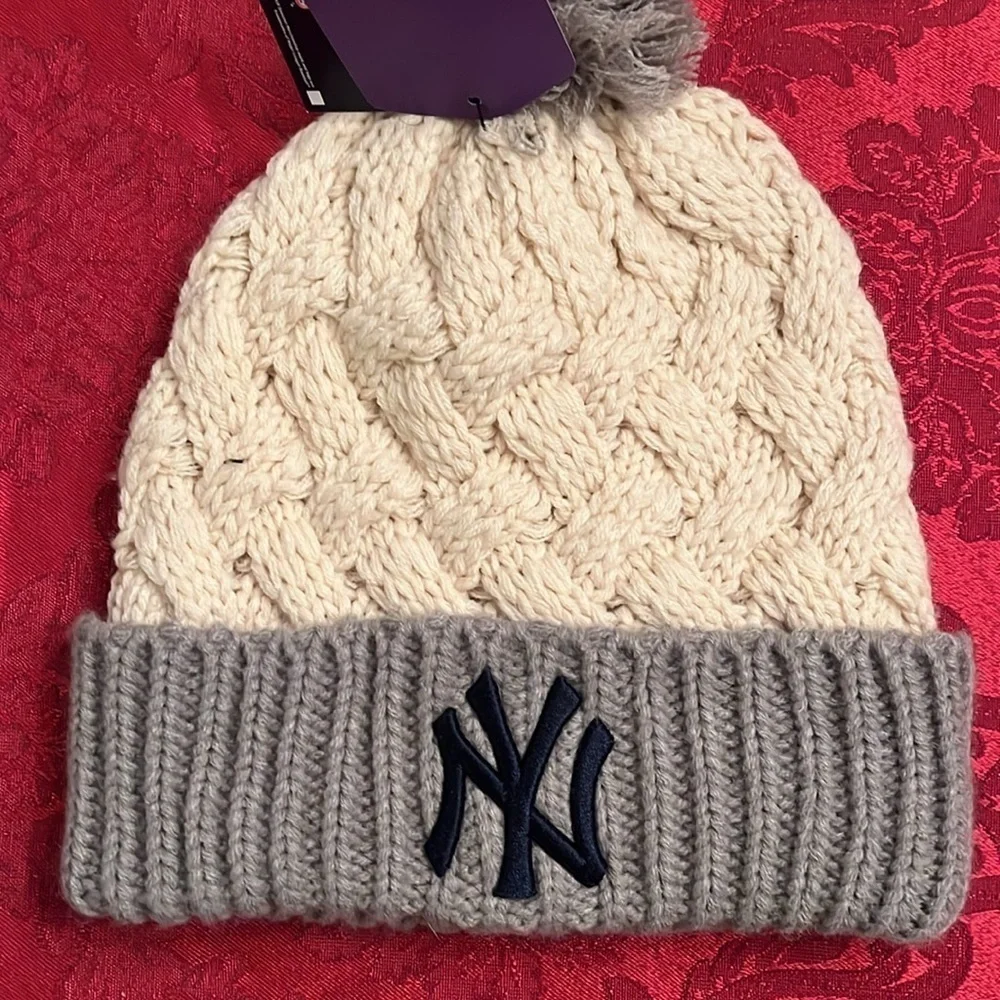 Brand New MLB New York Yankees Cream & Gray Knit Pom Hat w/ Embroidered Logo